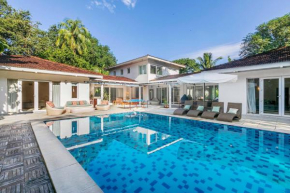Hamptons Charm by StayVista Luxury 5BR with Pool, lawn & table tennis